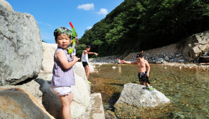 	오래된 사진첩16<br>
	2011년 8월 순간에서 영원으로 모임에서 3번째 여름휴가를 같이 갔다. 아이들 어른들과 잘 놀아줘다.